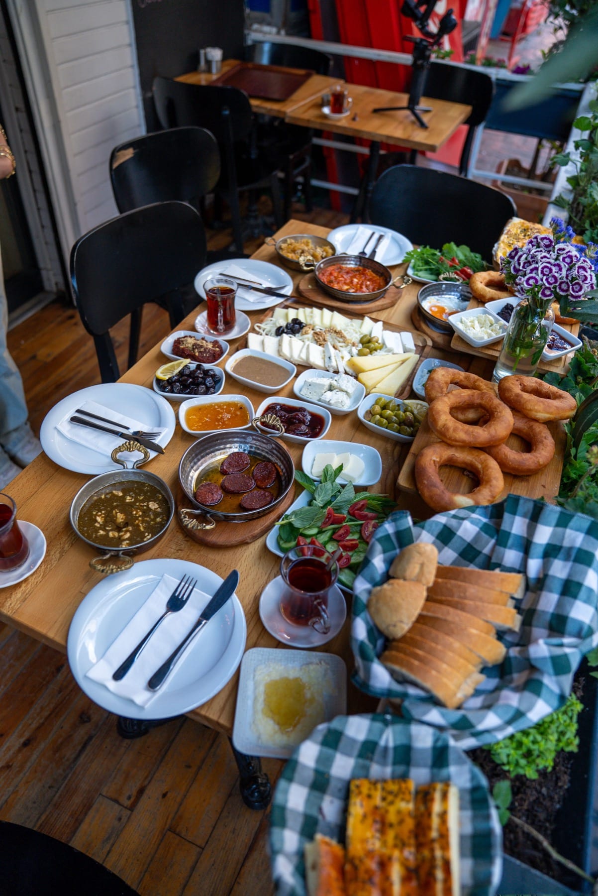 Tarihi Van Kahvaltı Evi'nde peynir, sıcak sahanlar, pişi ve çayla kurulu Van kahvaltısı sofrası